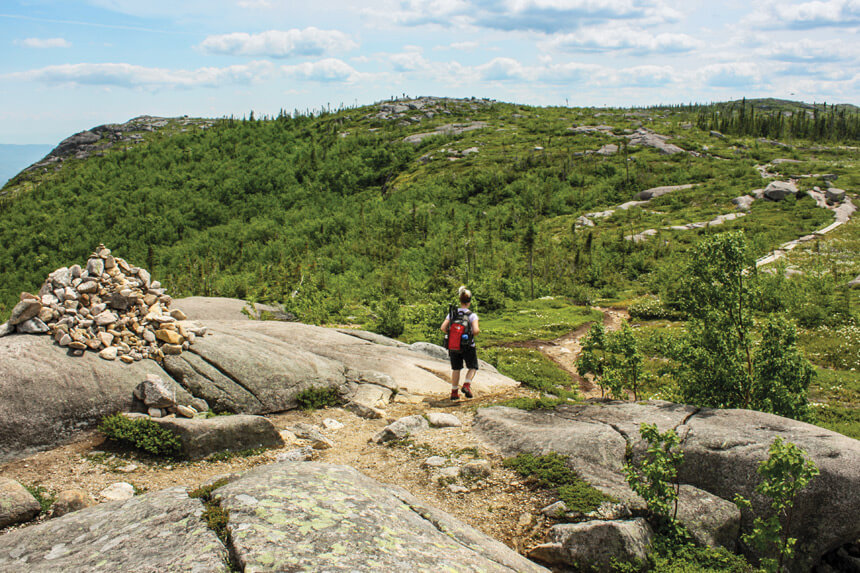 Randonneuse au parc national des Grands-Jardins © Sébastien Lemyre / Shutterstock.com